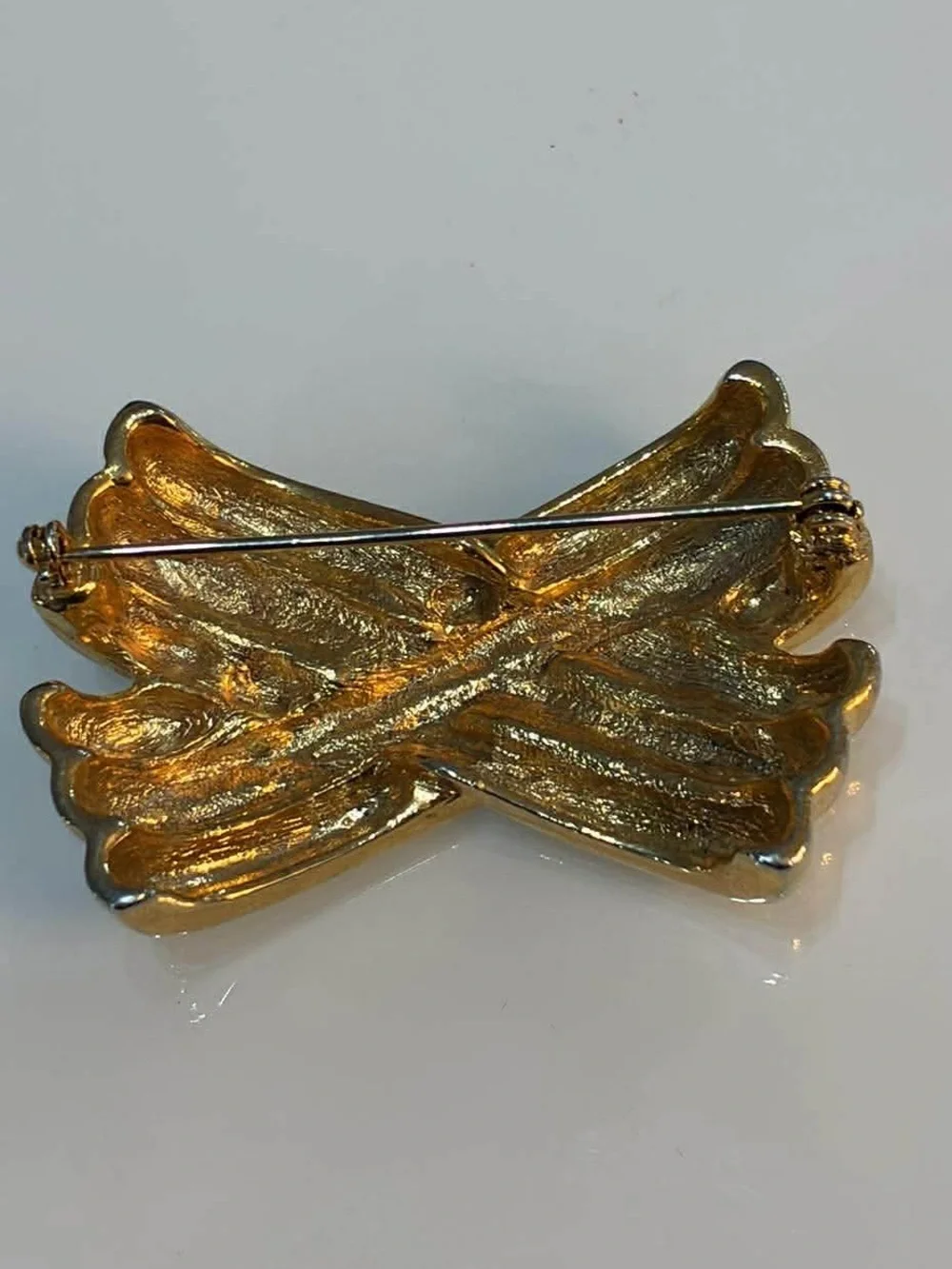 Gold Tone Crossed Bar Brooch - Sculpted Ribbed Design
